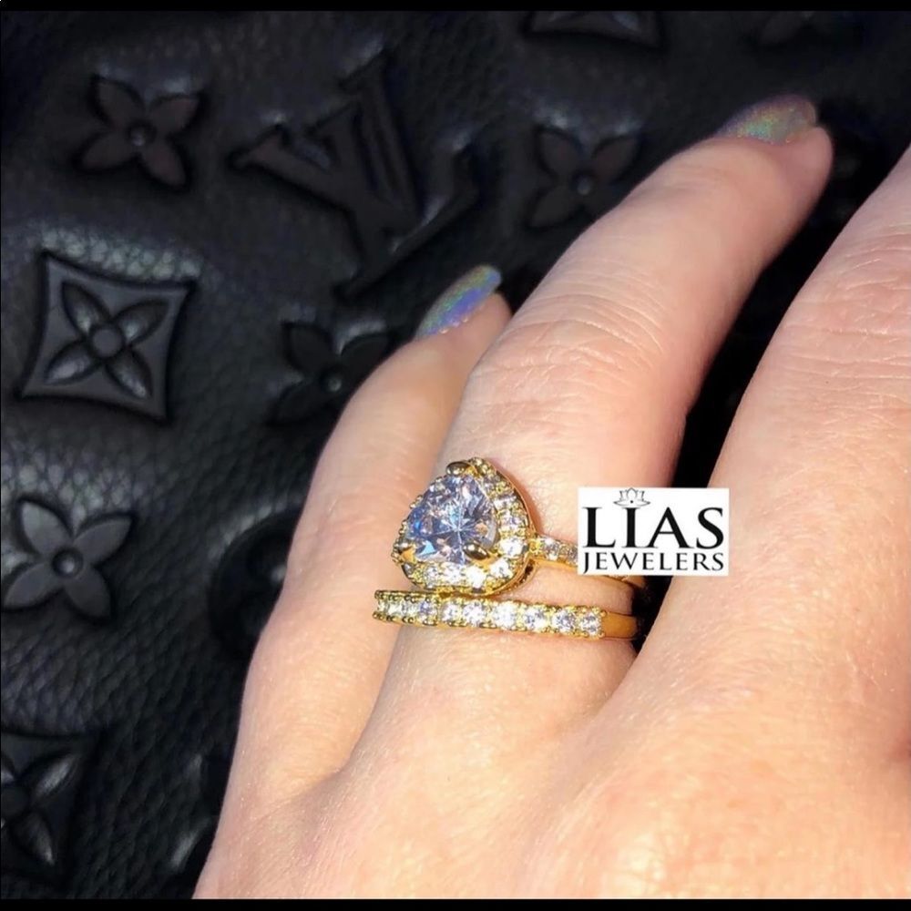New 18k yellow gold wedding ring set